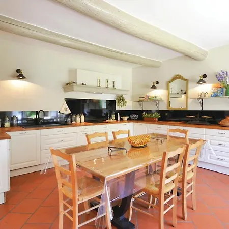 Holiday home 4 Bedroom In S,quentin-la-poterie Saint-Quentin-la-Poterie