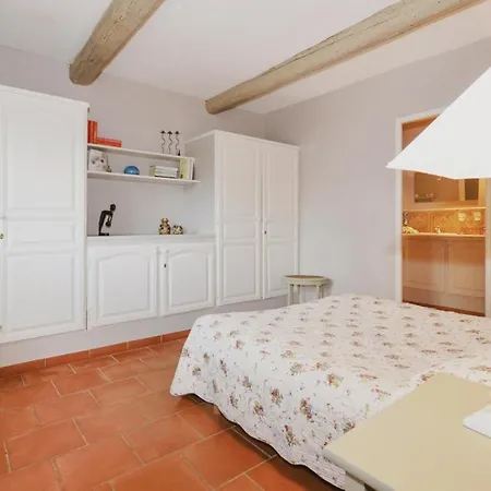 4 Bedroom In S,quentin-la-poterie Holiday home Saint-Quentin-la-Poterie
